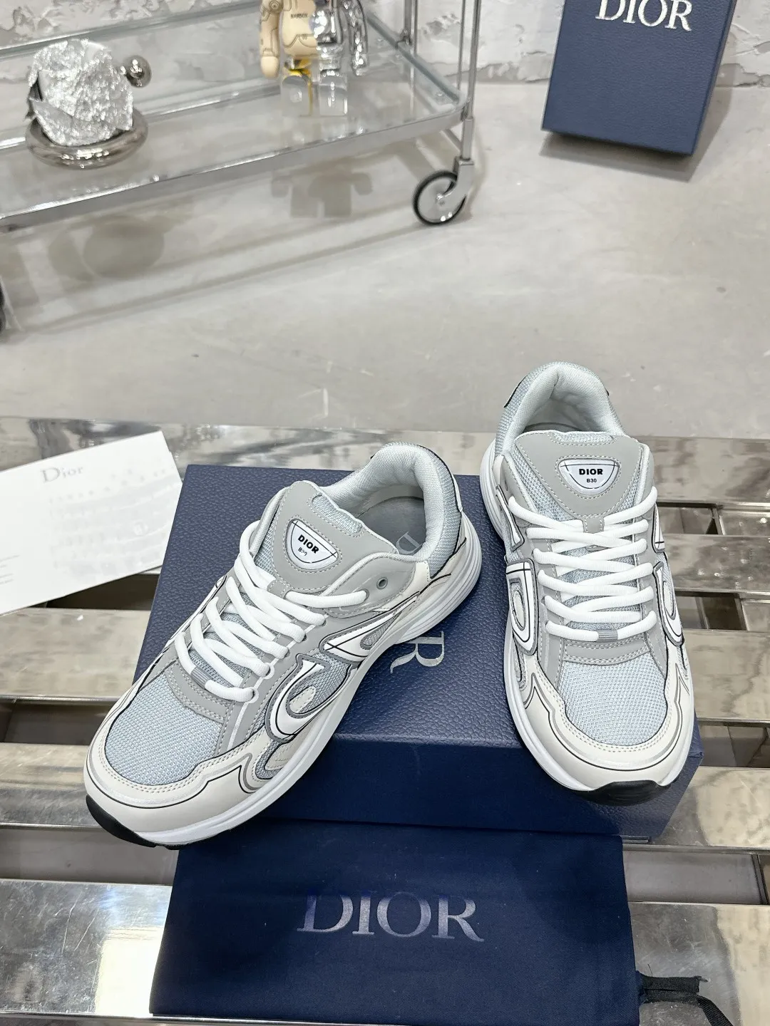 Men's men's shoes 💰600❤️❤️❤️High version Dior Dior's latest color matching B30 series reflective dad sneakers original 17380💰 purchased for development and production Brand new B30 sneakers Dad Shoes style shoes that follow the trend of the retro market The Dior logo on the tongue also indicates that this pair of shoes is the B30 model! B30 uses fine-textured leather and mesh cloth materials to form a shoe body. There are conspicuous letters CD on both sides of the shoe body to indicate identity. Many lines on the shoe body outline details to make the shoes look less monotonous and full of retro flavor. The delivery counter is exquisitely packaged🛍📦 ▪️Fabric: Original customized technical fabric + mesh ▪️Inner lining: Customized breathable lining ▪️Outsole: Original molded IP foam + TPU outsole ▪️Sole thickness: 3.5CM ▪️Size: Women’s size 35-40 / Men’s size 39-46